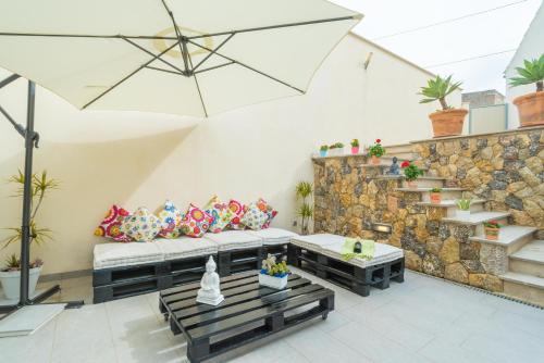 马里亚德拉萨卢特Casa Holganza的带沙发和石墙的客厅