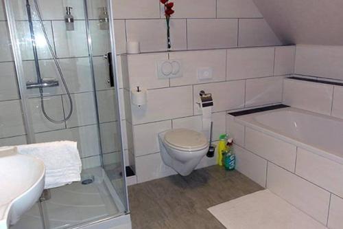 巴特德里堡Haus Harmonie的带淋浴、卫生间和盥洗盆的浴室