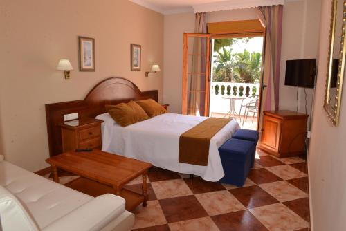 科尼尔-德拉弗龙特拉凯博罗氏旅馆的一间卧室配有一张床,客厅配有沙发