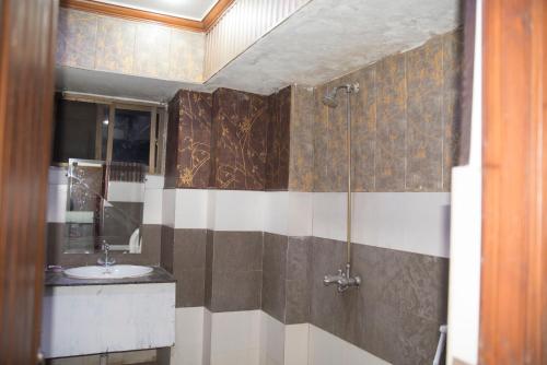 拉合尔Premier Inn Davis Road Lahore的一间带水槽和淋浴的浴室