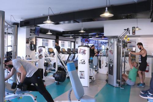 Hamra Urban Gardens的健身中心和/或健身设施