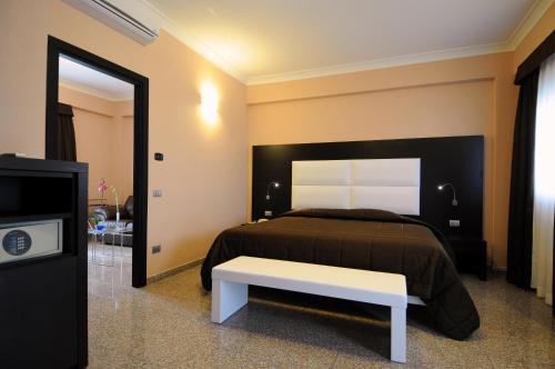 EH Suites Rome Airport Euro House Hotels客房内的一张或多张床位
