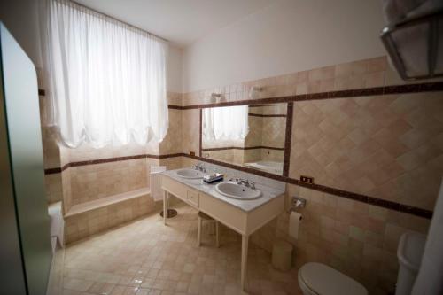 圣马力诺莫达安提卡迪莫拉宾馆的一间带水槽和镜子的浴室