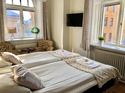 耶夫勒铁路酒店的酒店客房设有两张床和窗户。