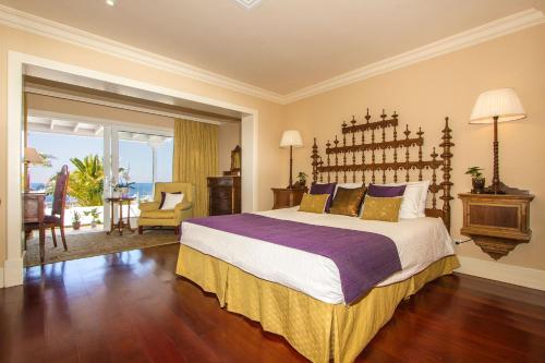 卡列罗港Villa Mila的一间带大床的卧室和一间客厅