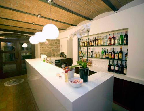圣马力诺莫达安提卡迪莫拉宾馆的酒吧配有带瓶装葡萄酒的吧台