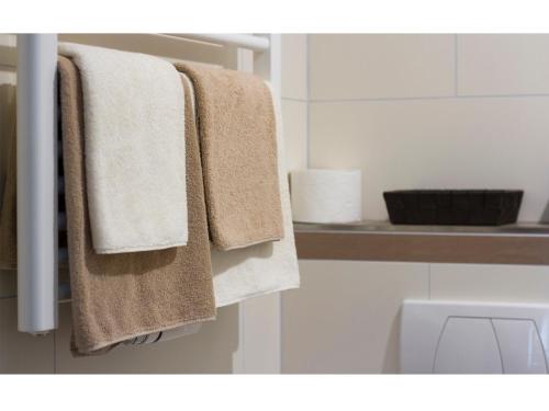 伦讷施塔特Pension Möser的浴室提供毛巾架上的毛巾