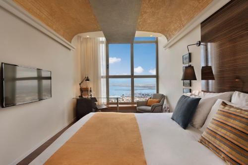 海法Haifa Bay View Hotel By AFI Hotels的一间卧室设有一张大床和大窗户