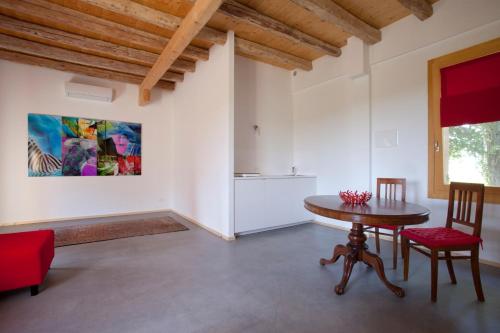BrussaCa' Adami的客厅配有桌椅和绘画作品