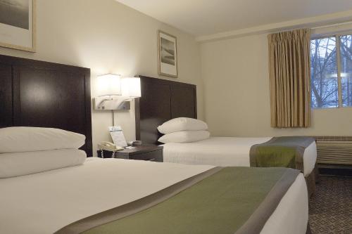 斯波坎The Madison Inn的酒店客房设有两张床和电话