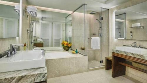 卡波雷瓦胡岛科奥利纳四季酒店 的带浴缸、水槽和淋浴的浴室
