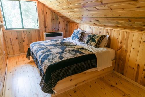 红杉国家公园银城度假山庄的小木屋内的卧室,配有一张床