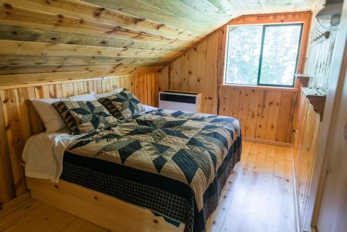 红杉国家公园银城度假山庄的小木屋内一间卧室,配有一张床
