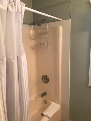 基韦斯特New Orleans House - Gay Male Adult Guesthouse的带淋浴和浴帘的浴室