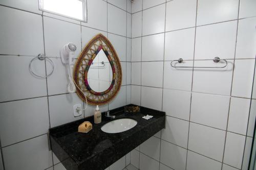 马塞约格哥达艾马酒店的一间带水槽和镜子的浴室