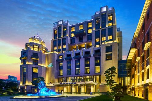 上海上海苏宁宝丽嘉酒店的一座大型建筑,前面有一个喷泉