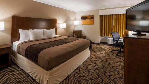 马丁内斯约翰缪尔贝斯特韦斯特酒店的配有一张床和一台平面电视的酒店客房