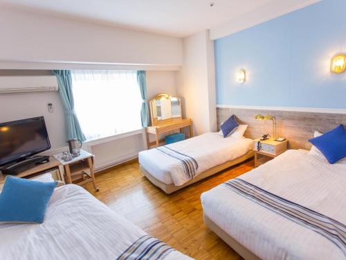 境港市境港区域酒店的酒店客房设有两张床和一台平面电视。