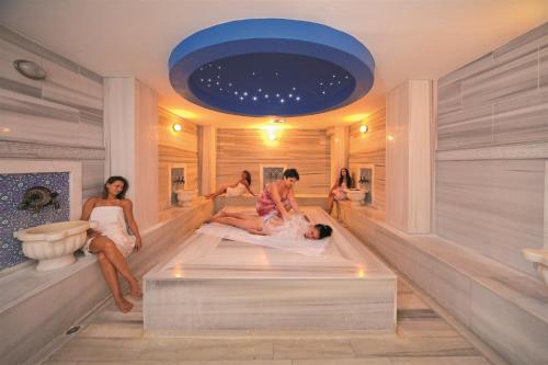 古泽尔坎里阿克布卢特Spa酒店的一组人坐在浴缸里