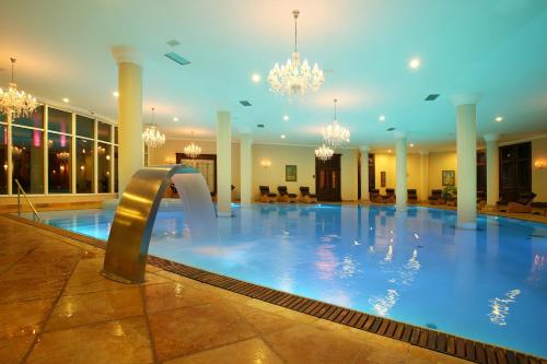 北马马亚-讷沃达里阿卡迪亚酒店 - 玛利亚里吉亚酒店的一座带吊灯的酒店游泳池