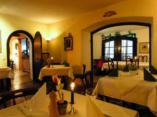 萨尔茨堡豪斯瓦顿伯格酒店的一间设有两张桌子和镜子的用餐室