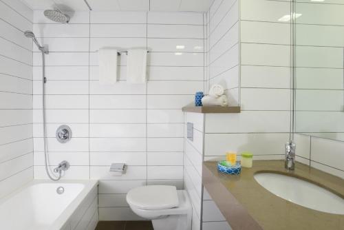 提比里亚太巴列莱昂纳多酒店的白色的浴室设有卫生间和水槽。