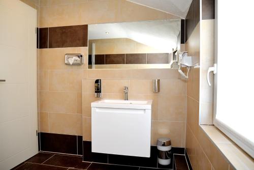 汉堡诺格拉本呢尔霍夫酒店的浴室设有白色水槽和镜子