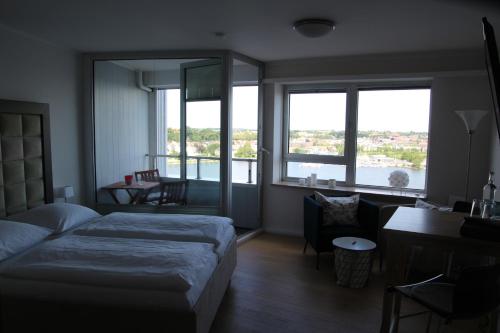 石勒苏益格Ferienappartments Schleswig的一间卧室设有两张床、一张桌子和窗户。