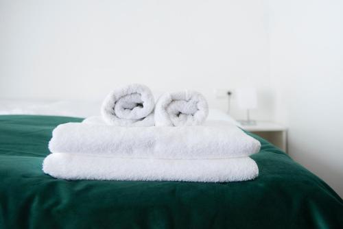 塞济斯菲厄泽梅迪亚卢纳旅馆的床上的一大堆毛巾