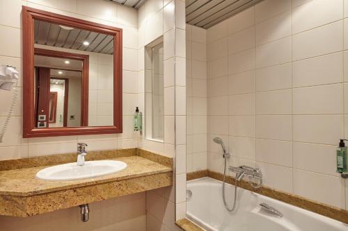巴尼奥勒德日洛恩杜贝里水疗酒店的一间带水槽、浴缸和镜子的浴室