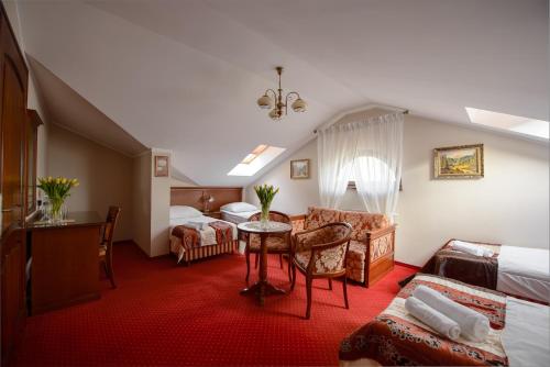 卢布林沃莱克维萨利亚公寓的酒店客房配有一张床铺和一张桌子。