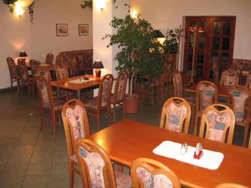 Penzion Bouquet餐厅或其他用餐的地方