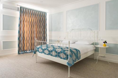 巴库Two Seasons Boutique Hotel Baku的卧室配有白色的床和窗户。