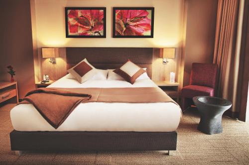 特鲁斯卡韦茨麦都度假加Spa酒店的酒店客房带一张大床和一把椅子