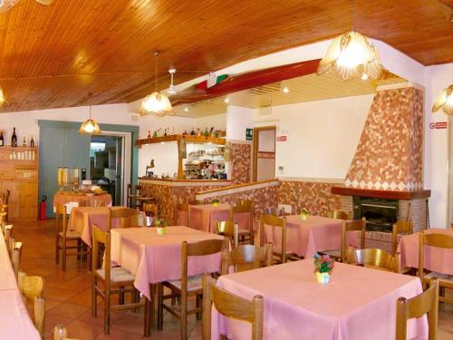 卡瓦利诺洛坎达达斯卡帕宾馆的一间带桌椅和壁炉的餐厅