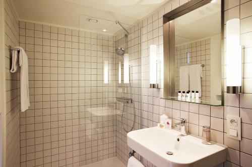 布鲁塞尔Hotel Van Belle的白色的浴室设有水槽和镜子