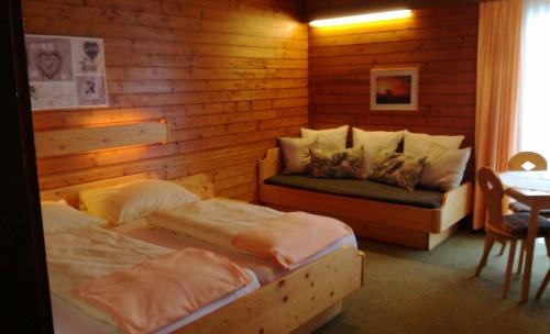 圣斯特凡卡琳加尼酒 的一间卧室配有两张床和一张沙发。