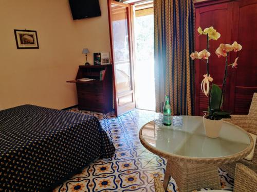 波西塔诺La Taverna del Leone的客厅配有桌子和窗户