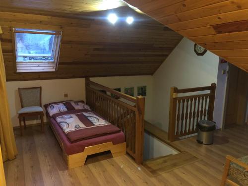 Stará BystricaChalupa Barborka的小屋内的小卧室,配有床铺