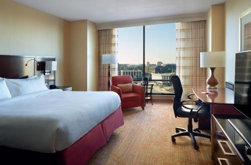 布卢明顿万豪布卢明顿诺马尔酒店&会议中心的酒店客房配有一张床、一张桌子和一把椅子。