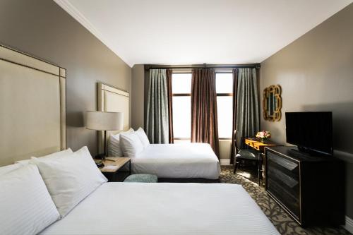 旧金山Hotel Bijou - Union Square的酒店客房设有两张床和电视。