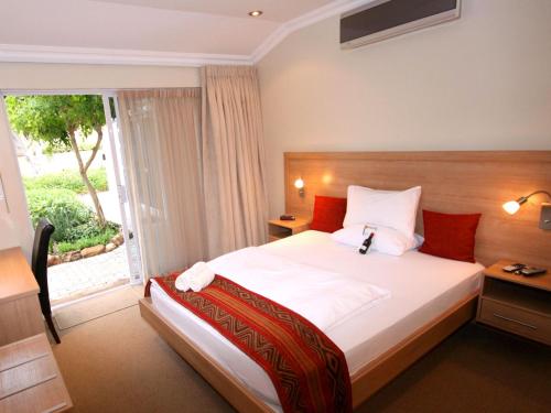 开普敦哈约什酒店的酒店客房设有床和窗户。