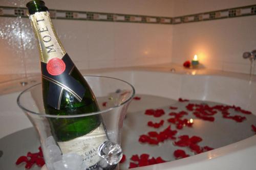 特鲁希略Le Saint-Etienne的浴缸旁的玻璃杯里一瓶香槟