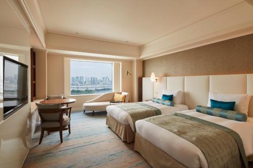 东京东京台场日航大酒店的酒店客房设有两张床和大窗户。
