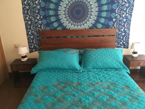 圣地亚哥La Moneda House的一间卧室配有一张带蓝色棉被的床