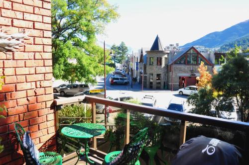 皇后镇圣詹姆斯公寓式酒店的阳台配有椅子,享有街道的景色