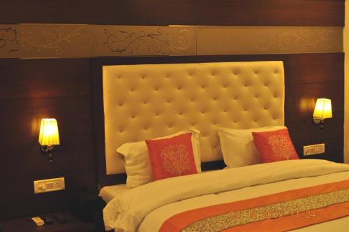 瓜廖尔格蕾丝酒店 的一间卧室配有一张带红色枕头的大床