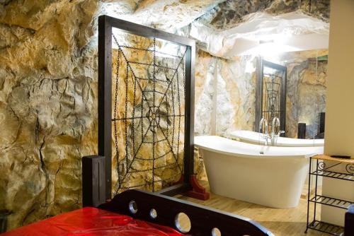赫尔兴艾洛特尔酒店的带浴缸和盥洗盆的浴室