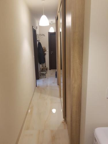 索非亚Apartments Sofia Yavorov的走廊通往带走廊的房间