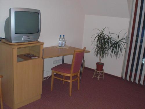 富尔达Landgasthof Schubbkoarn's Ruh的客房设有书桌、电视和椅子